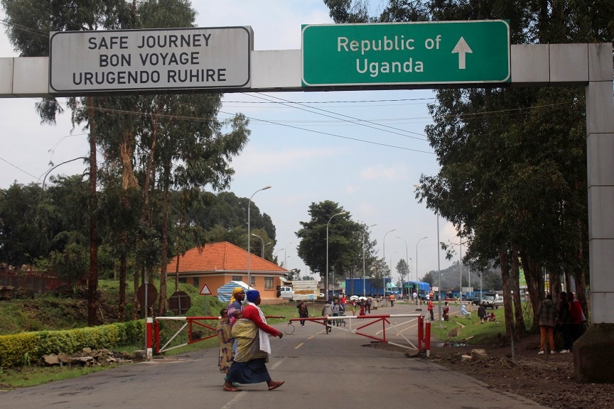 Can I cross from Rwanda to Uganda easily for a safari?