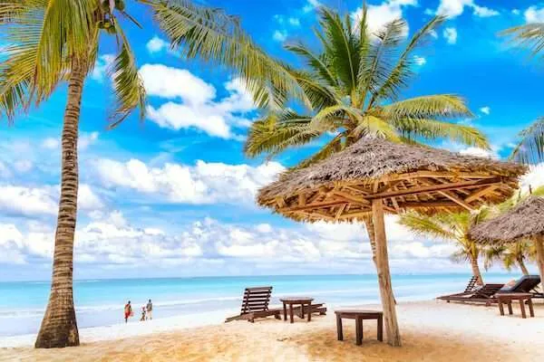 How can I combine a safari and beach holiday in Kenya?